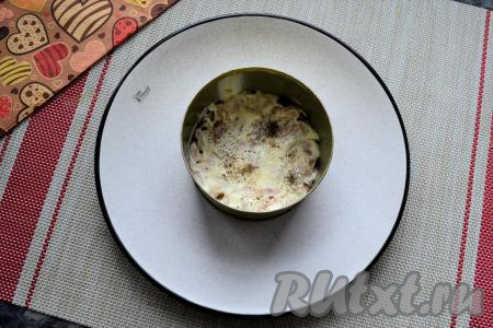 Посолить его немного, смазать майонезом, поперчить.