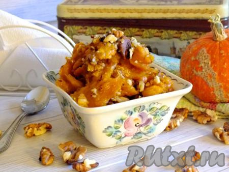 Разложите вкусную, аппетитную тыкву, запечённую с мёдом и орехами в духовке, по тарелкам и подавайте к столу тёплой или полностью остывшей, дополнив чаем (например, травяным) или шариком мороженого.