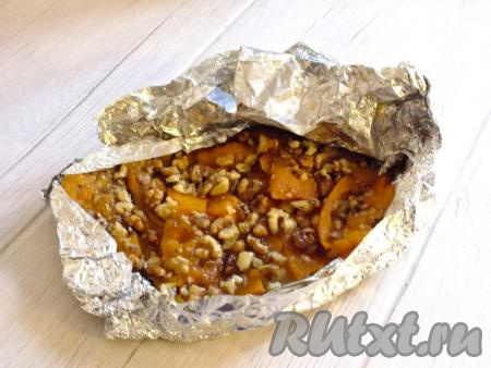 По истечении времени достаньте десерт из духовки, снимите верхний лист фольги.