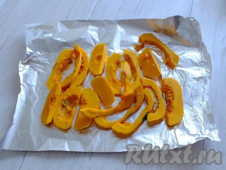 Разложите подготовленную тыкву на лист фольги.