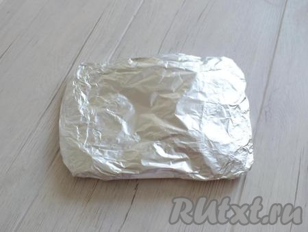 На лист фольги с тыквой добавьте 2 столовые ложки&nbsp;воды. Сверху прикройте вторым листом фольги. Скрепите края листов фольги со всех сторон, чтобы тыква полностью была закрыта внутри и отправьте в разогретую до 180 градусов духовку на 20 минут.