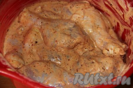 Тщательно перемешать куриное мясо с аджикой, майонезом, солью и чесноком, оставить мариноваться минимум на 1 час.