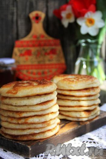 Вот такие толстые, аппетитные, вкусные, нежные дрожжевые блины, замешанные на молоке, получились у меня, при остывании они не опали.