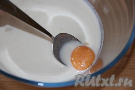 Яйца разделить на желтки и белки. В глубокой миске соединить подошедшую опару, 250 мл тёплого молока (температура молока должна быть около 40 градусов) и желтки.