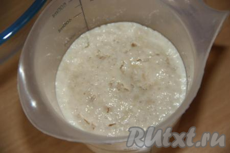 В 200 мл&nbsp;тёплого молока (температура молока не должна быть выше 40 градусов, иначе дрожжи не начнут работать) всыпать дрожжи и сахар, перемешать и оставить опару на 15 минут для подхода (на поверхности должна образоваться пышная шапка).