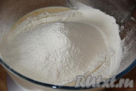 Перемешать и добавить муку.