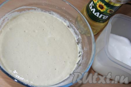 Тесто слегка увеличится в объёме и запузырится.