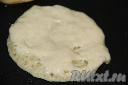 Тесто будет не жидким, чуть жиже, чем на оладьи. Сковороду (я выпекала на маленькой сковороде) разогреть, перед жаркой первого блина смазать маслом и выложить немного теста, слегка разровнять ложкой.