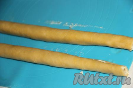 Свернуть тесто в плотный рулет, начиная с двух противоположенных сторон. Я свернула к центру, получилось 2 рулета. В месте соединения двух рулетов я ножом разрезала тесто, отделив рулеты друг от друга.&nbsp;У меня получилось два длинных и&nbsp;не толстых&nbsp;рулета.