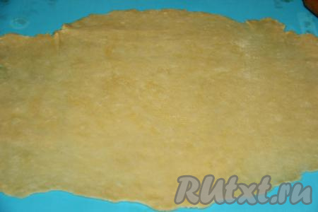 На припылённой мукой поверхности раскатать тесто достаточно тонко.