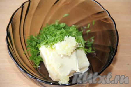 Отдельно соединить размягчённое&nbsp;сливочное масло (чтобы масло размягчилось, заранее достаньте его из холодильника и дайте ему полежать при комнатной температуре), чеснок, пропущенный через пресс, и нарезанную зелень.