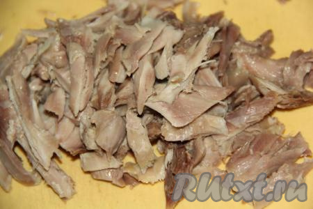 Мясо курицы отсоединить от костей и нарвать на волокна.
