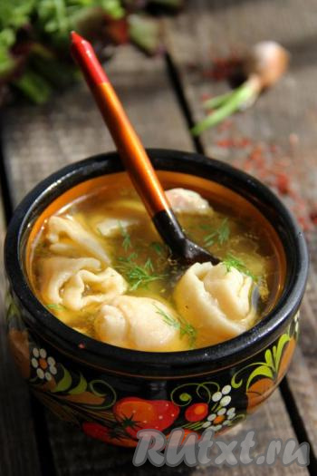 Наваристый куриный суп с чесночными рулетиками подавать к столу горячим. Супчик получается очень вкусным, сытным и ароматным.