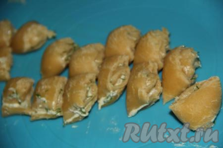 Нарезать два длинных рулета&nbsp;на маленькие рулетики.