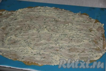 Поверхность раскатанного теста смазать маслом, смешанным с чесноком и зеленью.