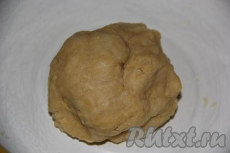 Замесить упругое и эластичное тесто, как на пельмени.