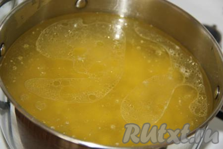 Готовый куриный бульон процедить, мясо вынуть. Я бульон варила в мультиварке и потом перелила в кастрюлю. Довести бульон до кипения и добавить картофель. Варить 10 минут.