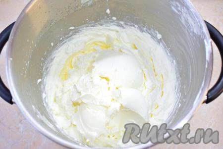 Для приготовления крема соедините холодные&nbsp;жирные сливки с сахарной пудрой и взбейте на максимальной скорости миксера в течение 3-5 минут (до пышной, стабильной массы). Затем добавьте в крем творожный сыр комнатной температуры и вмешайте его в крем.