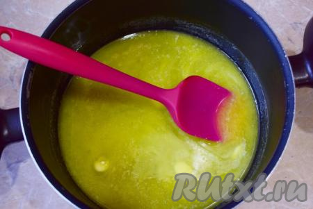 Для приготовления медового теста возьмите антипригарную кастрюлю, соедините в ней сливочное масло и мёд. Поставьте кастрюлю на небольшой огонь и растопите, помешивая. Как только масло растает, снимите кастрюлю с огня. Не надо доводить до горячего состояния. Если же масляно-медовая масса стала горячей, остудите её до комнатной температуры.