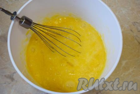 В отдельной чаше соедините яйца с сахаром, немного взболтайте их с помощью венчика.