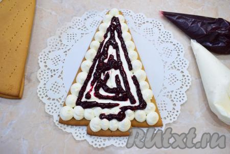 С помощью кондитерского мешка отсадите крем на один корж.&nbsp;По желанию, на корж, покрытый кремом, можно выложить немного ягодной начинки (мне очень нравится добавлять конфитюр из чёрной смородины или малины). Ягодная кислинка приятно оттеняет общую сладость, но это по желанию. Сверху выложите следующий корж, отсадите на него крем и, по желанию, немного ягодной начинки. Сверху выложите третий корж.