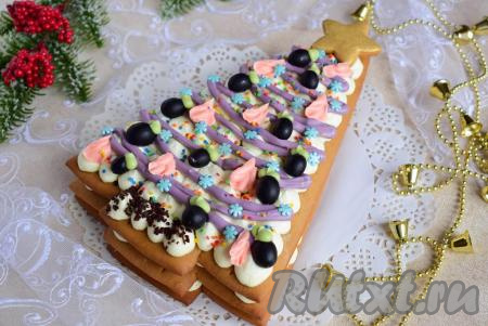 Праздничный, очень вкусный торт "Ёлочка" из медовых коржей готов! Его можно украсить по своему вкусу и фантазии (для украшения можно использовать крем, ягоды, фрукты, кондитерскую посыпку или сладости).