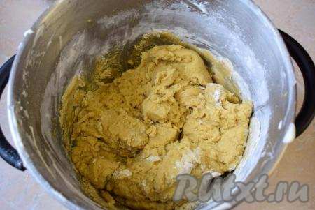 В тёплую медовую массу всыпьте муку и вмешайте её в тесто. Лишнюю муку не добавляйте, иначе тесто станет жёстким. Как только мука вошла в тесто, остановите перемешивание. Накройте тесто пищевой плёнкой и дайте ему постоять на столе минут 30. За это время оно настоится и не будет липнуть к рукам.