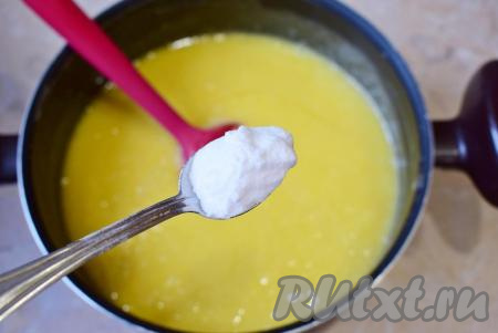 Затем в кастрюлю с масляно-медовой массой добавьте яично-сахарную смесь и перемешайте до однородной консистенции, поставьте на огонь. При постоянном помешивании доведите содержимое кастрюли на небольшом огне до кипения и снимите с огня. Всыпьте соду и активно&nbsp;перемешайте. При этом сода вступит в реакцию,&nbsp;масса начнёт пениться и увеличиваться в объёме. Перемешивайте в течение минуты, а затем оставьте массу остывать до тёплого состояния.