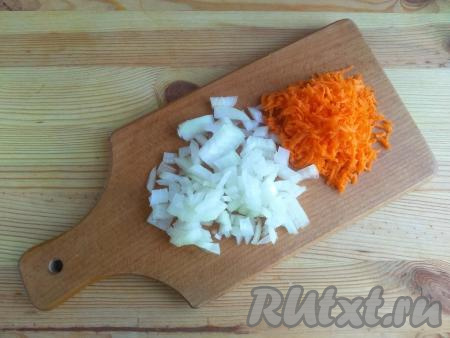 Лук очистить от шелухи и нарезать мелко. Морковь промыть, очистить от кожуры и натереть на средней тёрке.