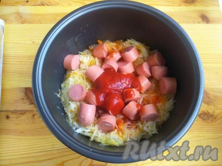 Добавить томатную пасту, влить 70-100 мл кипятка. Установить режимы "Тушение"&nbsp;на 30 минут. Готовить с закрытой крышкой.