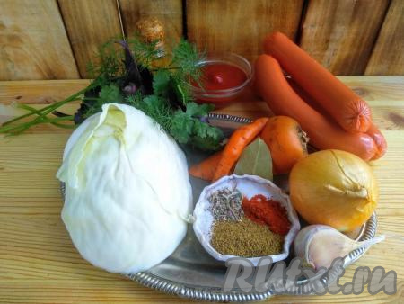 Подготовить продукты для приготовления капусты, тушёной с сосисками в мультиварке.