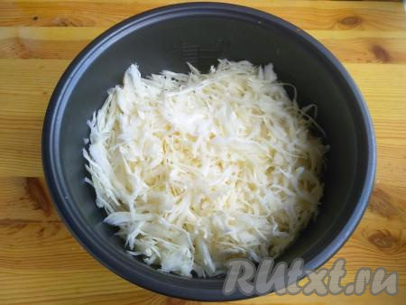 Капусту тонко нашинковать, выложить в мультиварку к луку, обжаренному с морковкой, перемешать и готовить ещё 10 минут с открытой крышкой мультиварки, периодически помешивая.