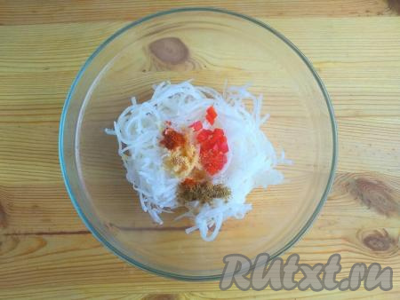 В центр салата выложить пажитник, паприку, хмели-сунели, пропущенный через пресс чеснок и мелко нарезанный горький перец.