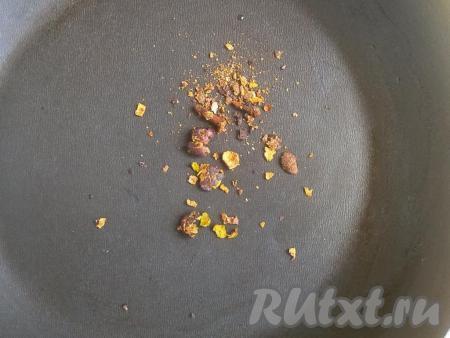 Бутоны гвоздики, горошины можжевельника и душистого перца растолочь в ступке, затем выложить на сковороду,&nbsp;добавить растительное масло. Нагреть масло вместе со специями, помешивая, в течение 2 минут на сильном огне.