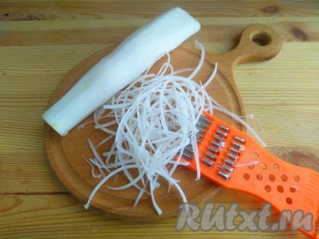 Натереть дайкон на тёрке для корейских овощей.