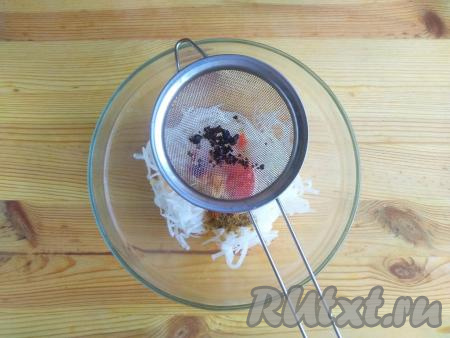 Вылить горячее масло через сито в центр салата из дайкона, перемешать.