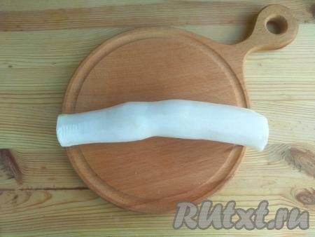 Дайкон промыть в проточной воде, очистить от кожуры.