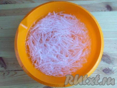 Влить 800 мл холодной кипячёной воды и оставить на 10 минут для удаления неприятного запаха.