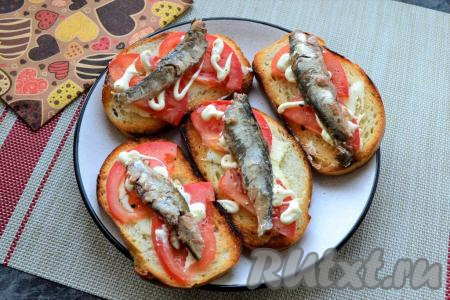 На помидоры выложить по 1-2 шпротинке.