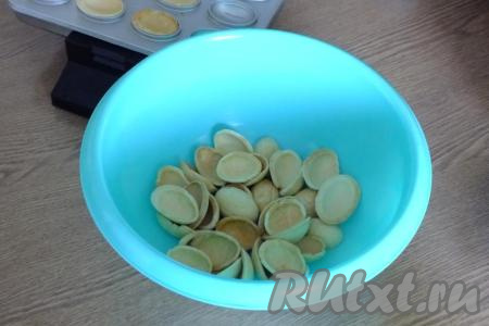 Готовые "скорлупки" будут иметь бледно-румяный цвет. Переложите их в миску и охладите. Аналогично из оставшихся шариков из теста испеките в элетроорешнице все "скорлупки" орешков.