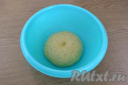 Должно получиться не липнущее к рукам, мягкое, эластичное тесто. Если в нём сделать углубление пальцем, оно будет медленно восстанавливать форму. Уберите тесто на 30 минут в холодильник.