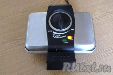 Хорошо разогрейте электрическую орешницу.