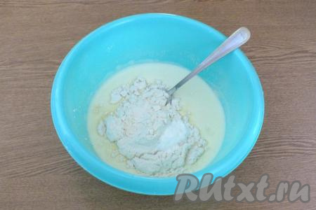 Добавьте 1 стакан муки и с помощью ложки перемешайте.