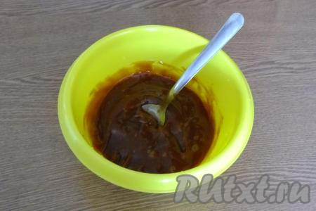 Пока тесто в холодильнике, варёное сгущённое молоко переложите в миску и перемешайте до однородного состояния.