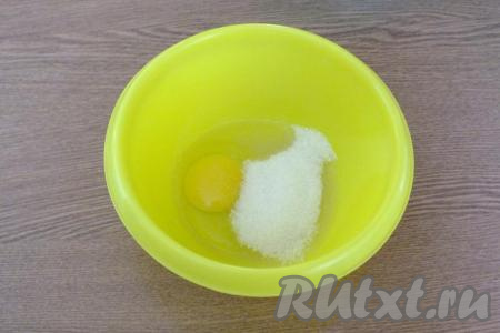 В отдельной миске соедините яйцо и сахар.