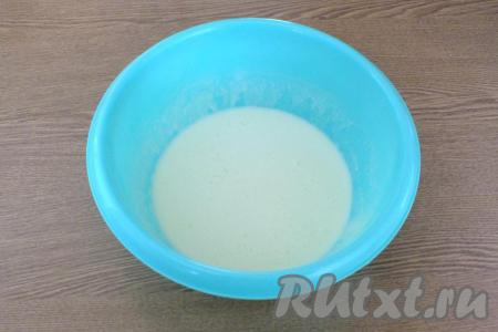 Взбитую яичную массу добавьте в остывшее сливочное масло, ещё раз взбейте миксером (до однородности).