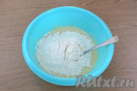 Добавьте оставшиеся 1,5 стакана муки, соль, разрыхлитель.