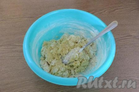 Перемешайте тесто ложкой. Как только тесто соберётся в комочки, продолжайте замешивать его руками.