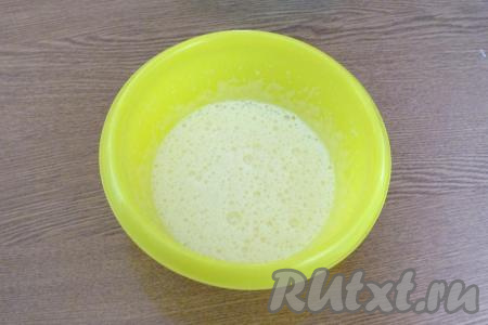 Взбейте яйцо с сахаром с помощью миксера в пышную, белую массу.