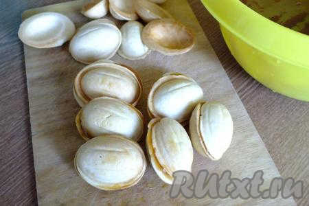 Соедините по две "скорлупки" и слегка придавите, чтобы они склеились.